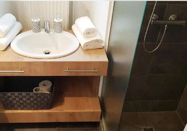 Гостевой дом Contemporary Apartment Бухарест-18